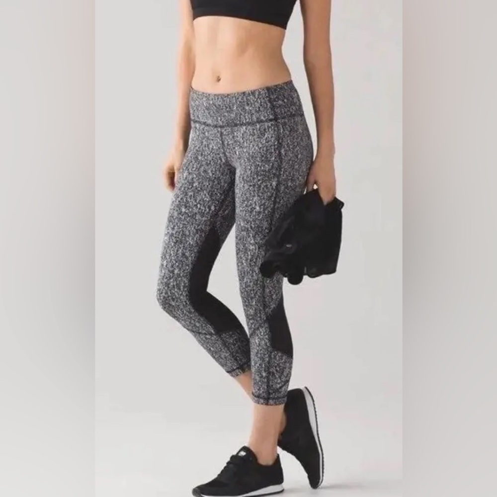 Lululemon Pace Rival Crop 22” Leggings in White & Black ~ Size 2